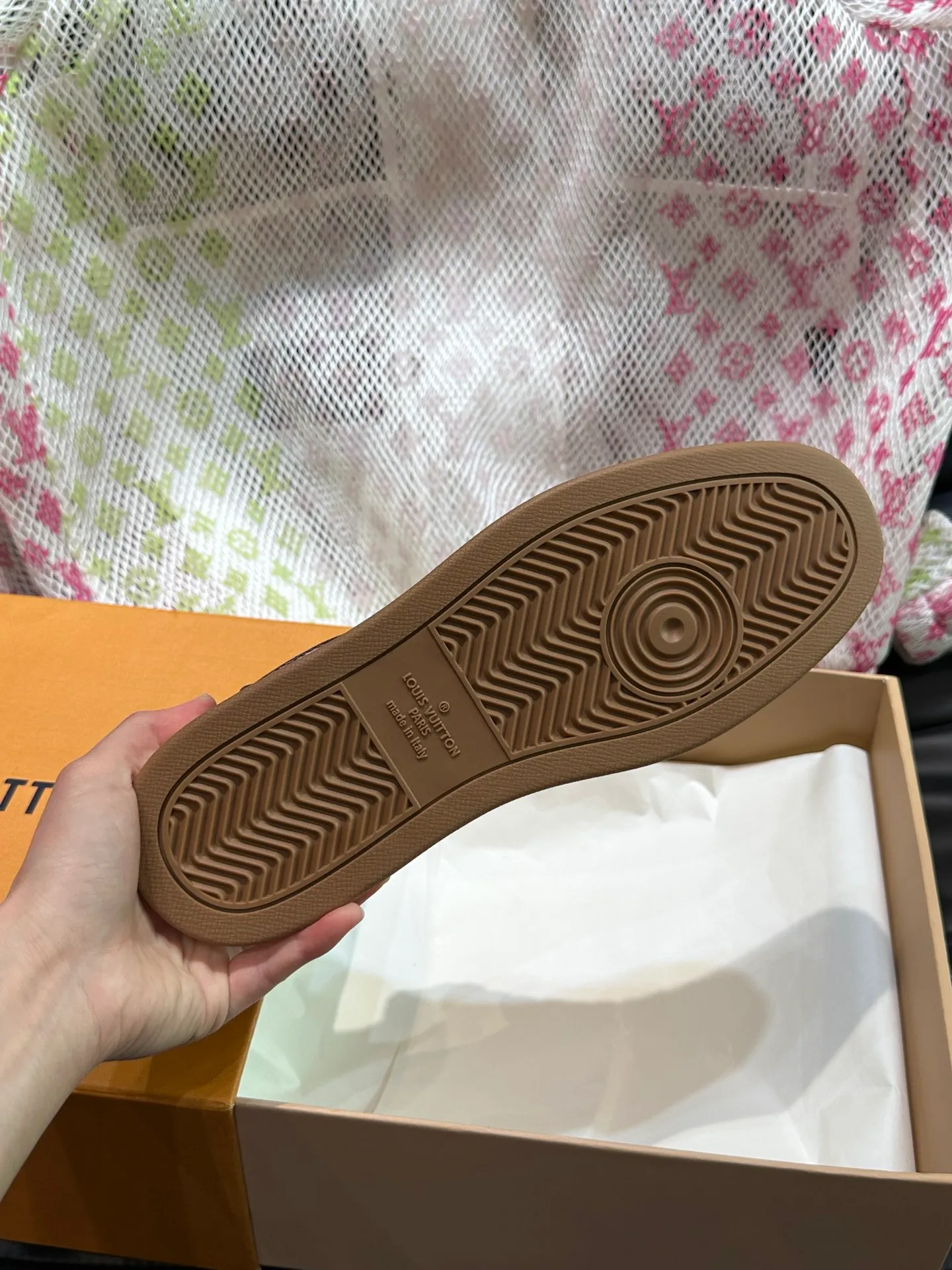 Men's Men's Shoes 💰p420 "*OUIS *UITTO*" Rivoli men's low-top casual sneakers, the classic checkerboard pattern will never go out of style. This Rivoli environmentally friendly sneaker is made of 90% sustainable materials. It is recycled polyester fiber with the iconic Damier jacquard, and the outsole is shaped with recycled polyurethane. An upcycled LV logo perches on the tongue, while Louis Vuitton logos appear on the sides and rear. Comfortable and durable, versatile style, can be worn in all seasons, simple and fashionable item! Size: 38-44 (45 customized)